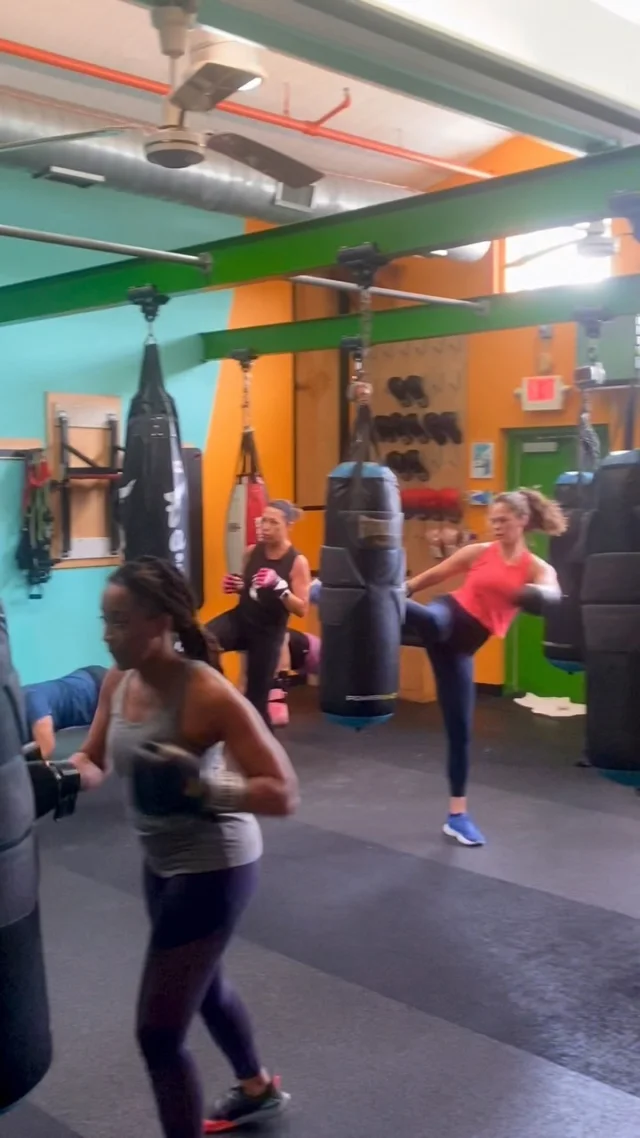 Did you know that the Castle has a round-up of 𝓭𝓲𝓼𝓬𝓸𝓾𝓷𝓽𝓮𝓭 𝓬𝓵𝓪𝓼𝓼𝓮𝓼 throughout the week?  Our Community Class program offers a selection of fitness and yoga classes at a budget-friendly price!  Classes are open to everyone, no membership required (though classes are included in VIP-level membership). Current community non-member class rates are $15, or purchase a 10-class package for $100 to save even more. Take a look at our offerings through the link in bio!  #chfitness #chfitfam #atxfitness #atxgym #austinfitness